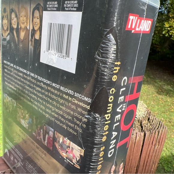 Hot in Cleveland: The Complete TV Series, 6 Seasons DVD,Subtitled|Bonus Features - Picture 8 of 16